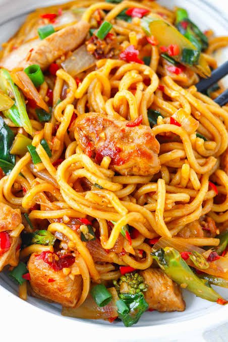 Chicken Noodles (चिकन नूडल्स)